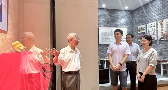 中国人民大学调研组参观122cc太阳集成游戏·倪东方艺术博物馆